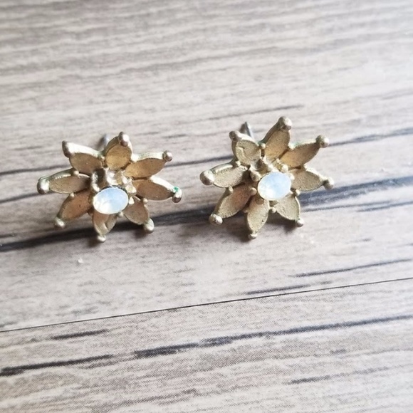 Anthropologie Jewelry - 2/$10 Flower Stud Earrings